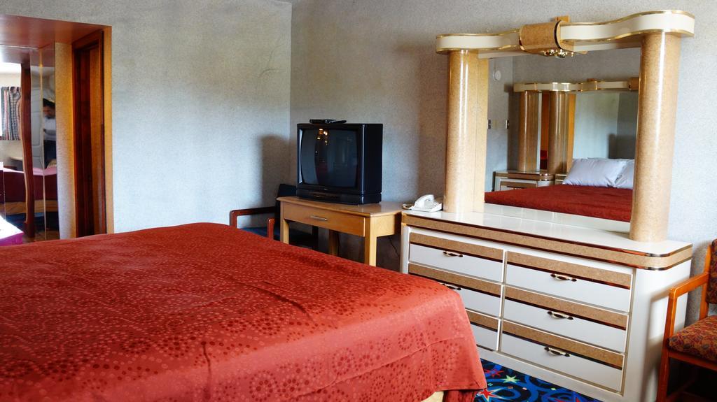 Royale Inn Kansas City Room photo