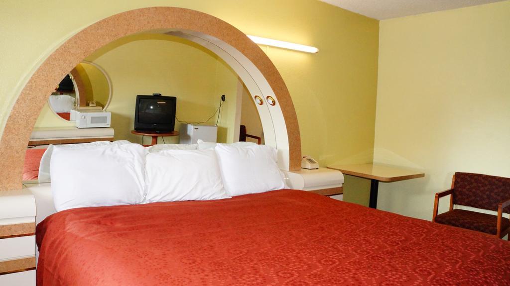 Royale Inn Kansas City Room photo