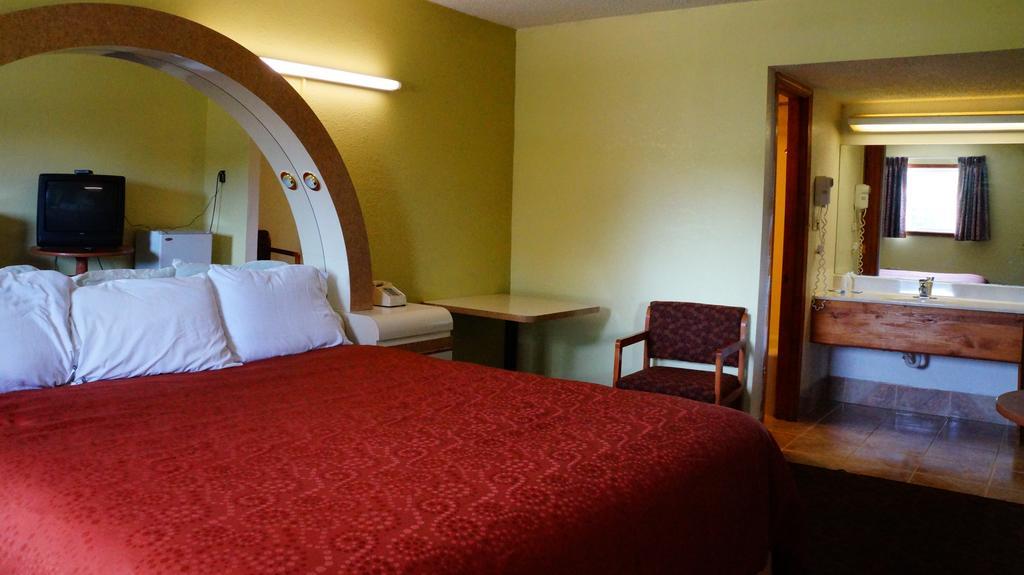 Royale Inn Kansas City Room photo