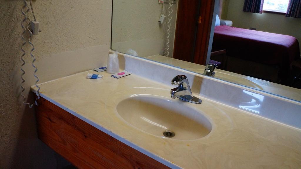 Royale Inn Kansas City Room photo
