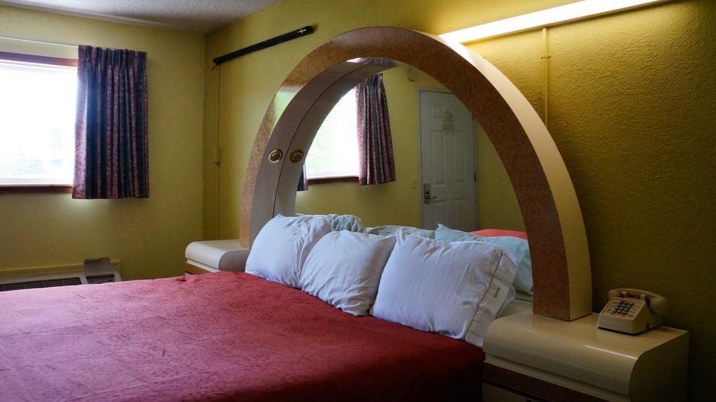 Royale Inn Kansas City Room photo